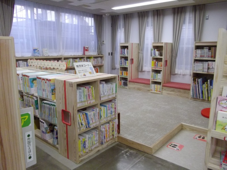 南台図書館の1階おやこどくしょコーナー