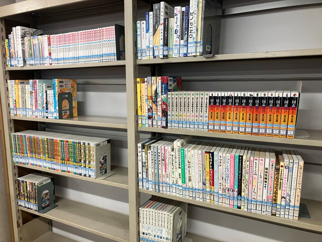 マンガコーナー鷺宮図書館